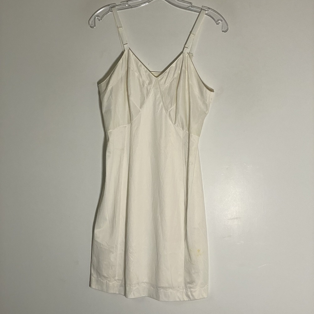 Vintage Sears Short Doesnt Slip Womens 36 White Dainty Grannycore Whimsy Classy